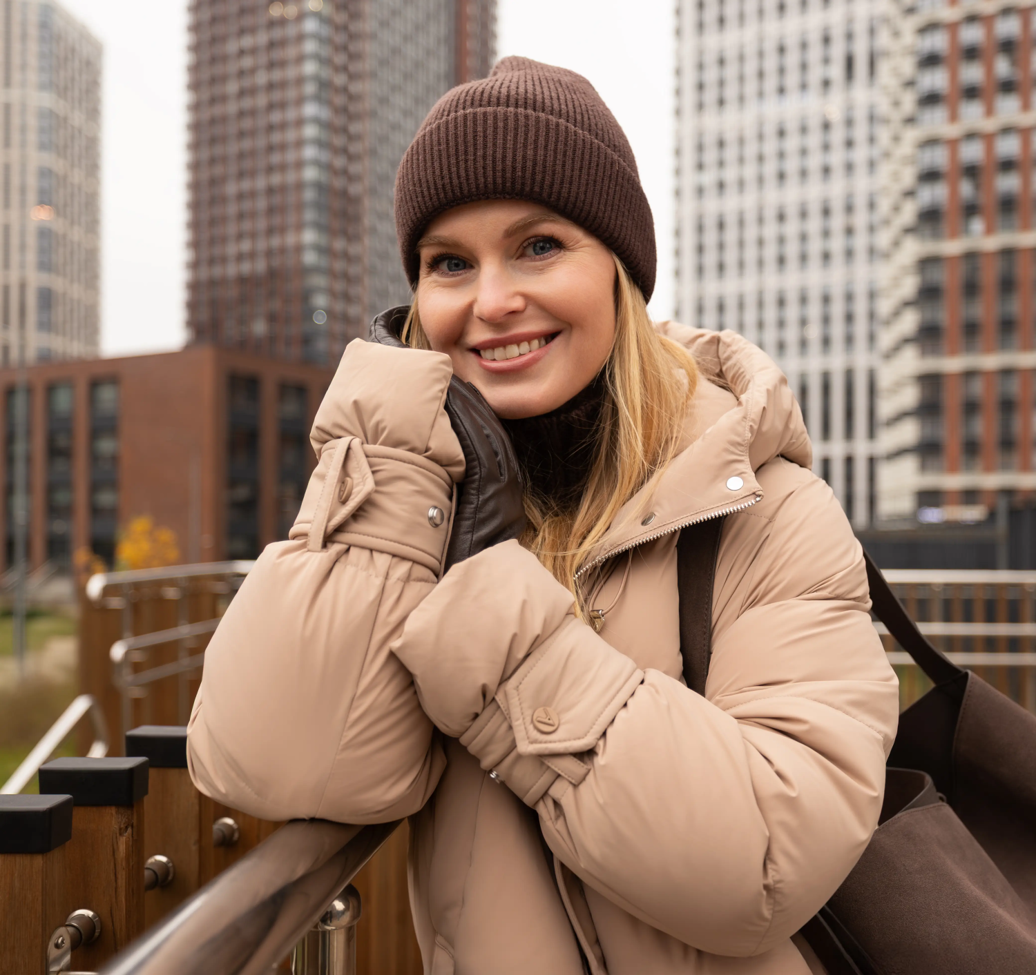 Длинный женский пуховик: плюсы длины для зимы