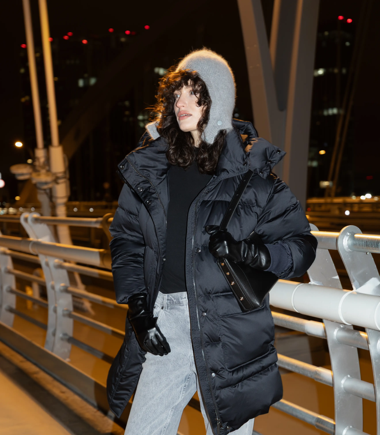 Женские пуховики: как носить с платьем и юбкой зимой