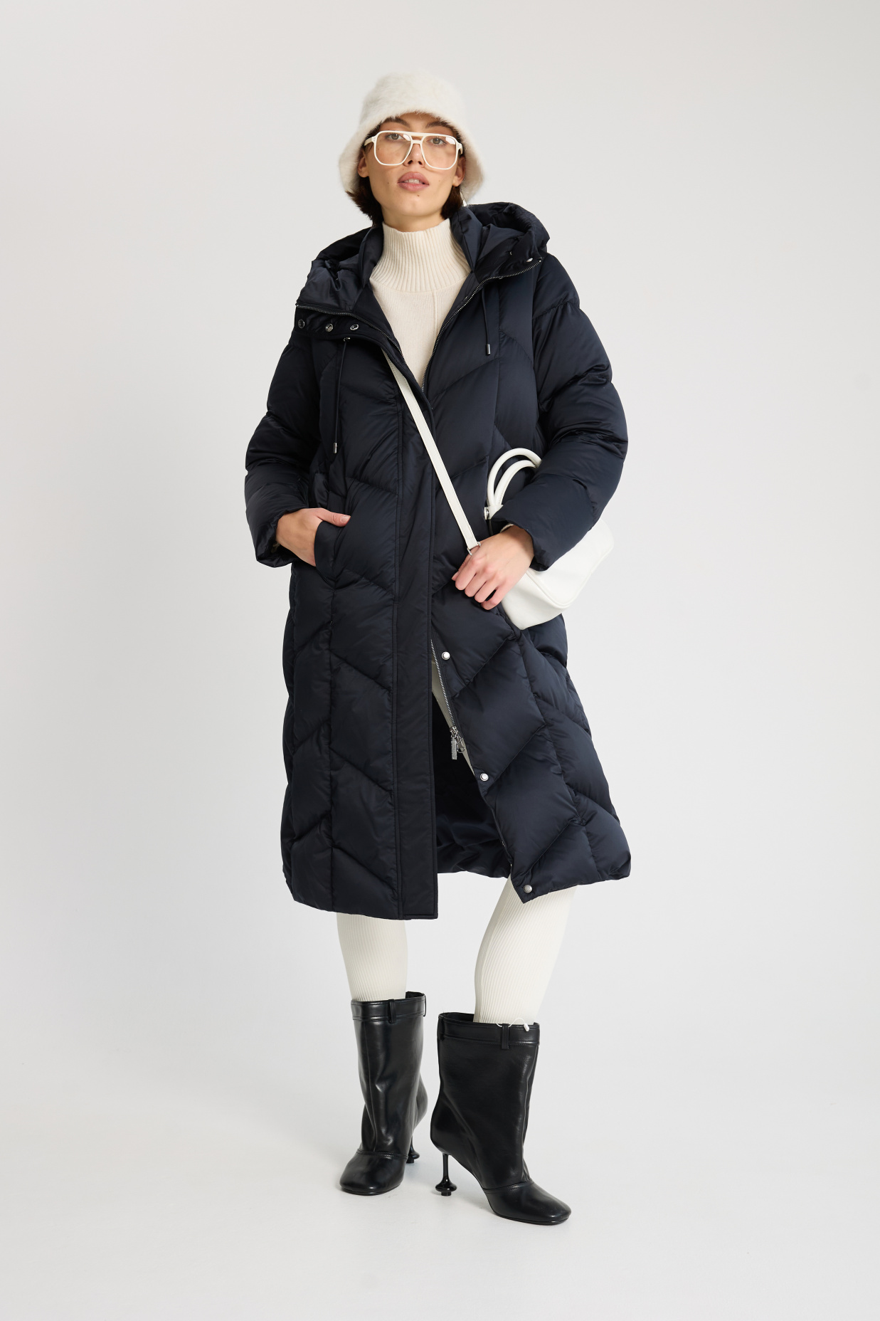картинка 492.W25.001 пальто женское BLACK от магазина Albana