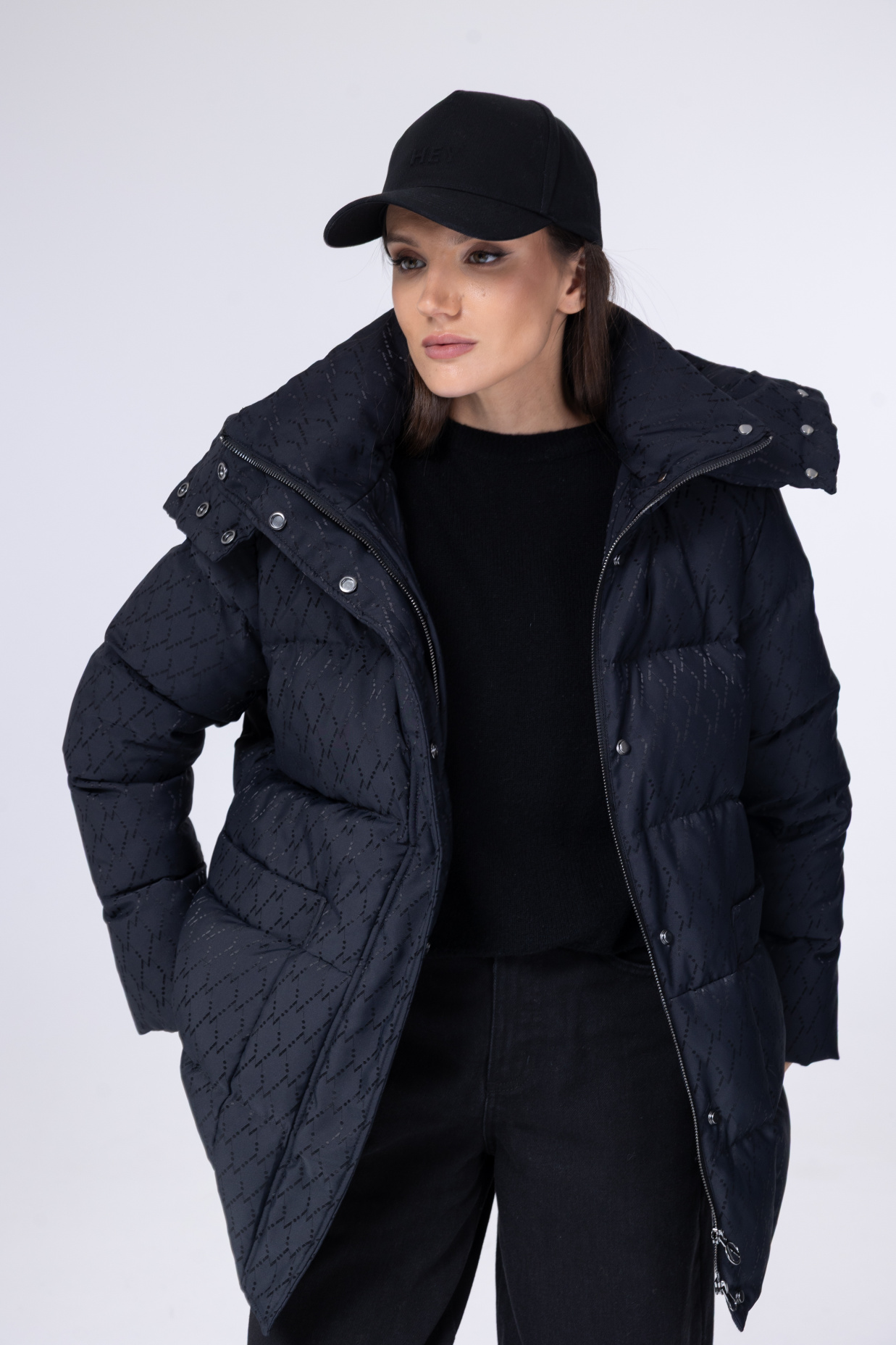 картинка 490.FW25.031 куртка женская LOGO NET BLACK от магазина Albana